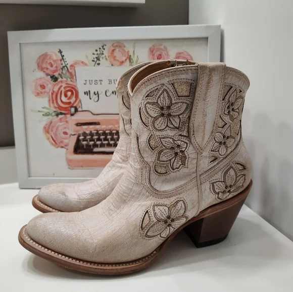 🤩EUC Shyanne Floral Embroidered Zip Side Western Cowgirl Ankle Booties, Cream - Picture 2 of 16